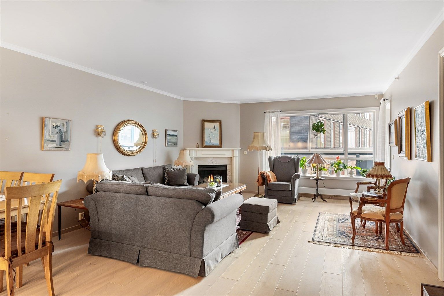 Stor og lys stue med praktisk gasspeis