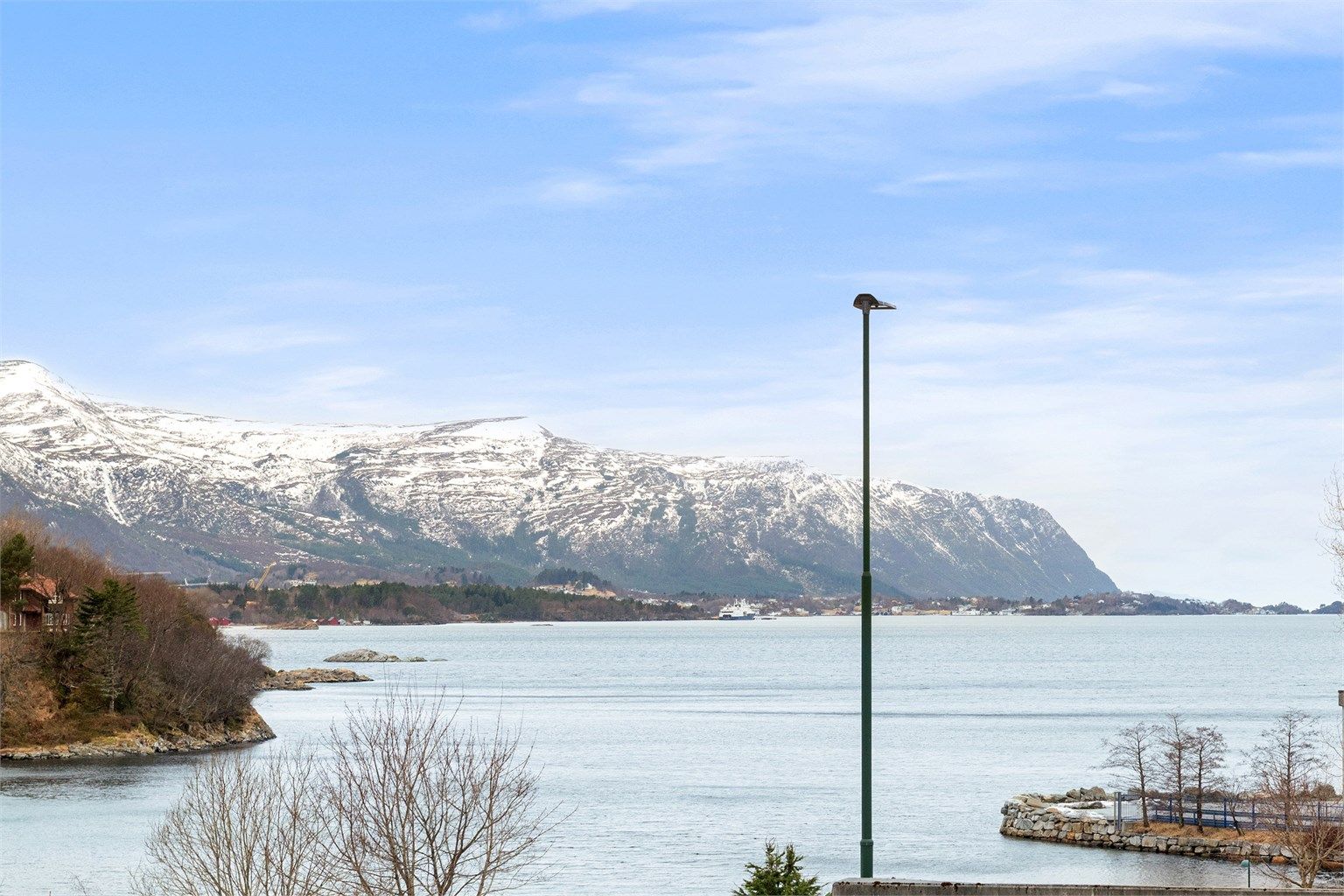 Utsikt mot fjell og fjord fra eiendommen