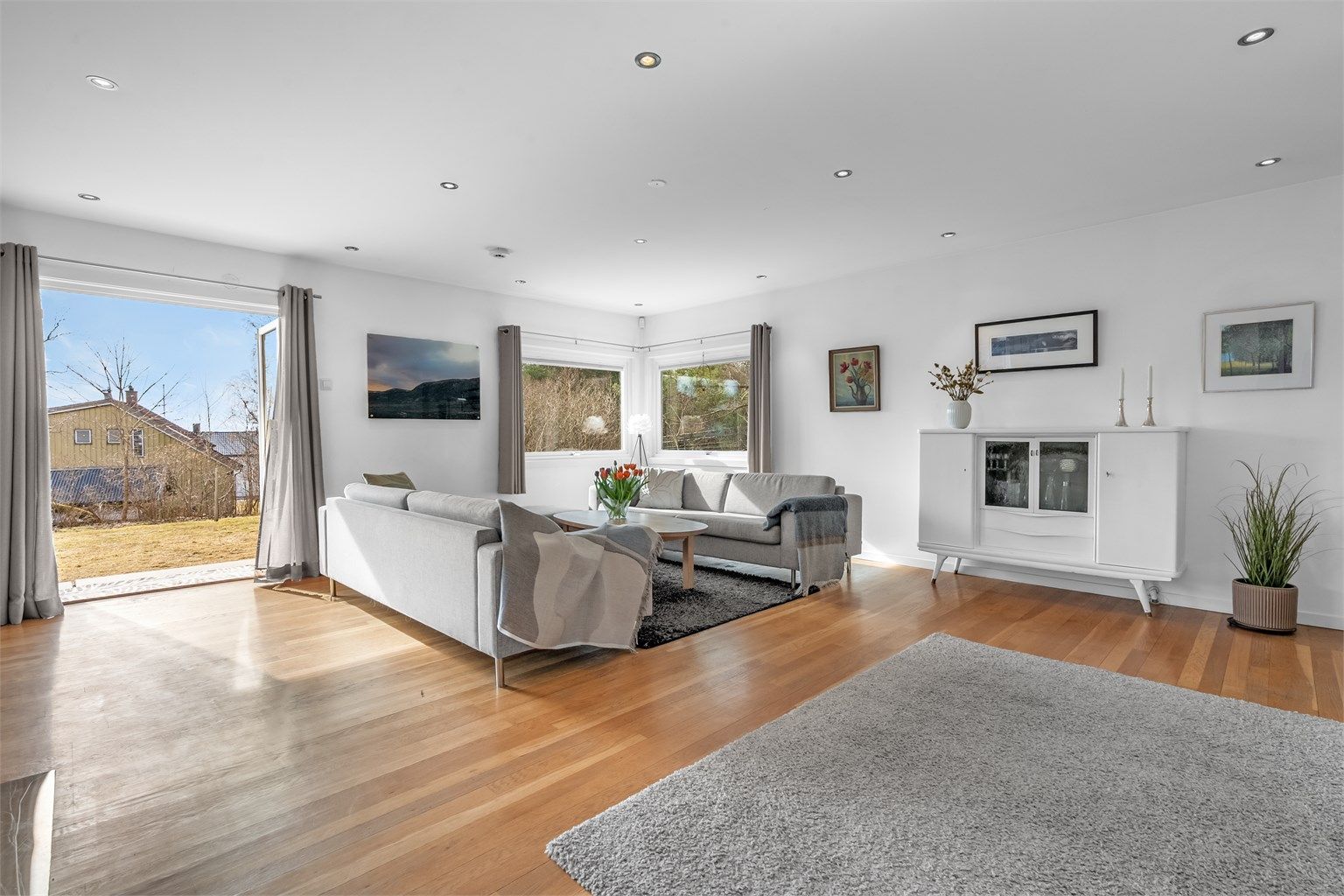 Stue med utgang til hage