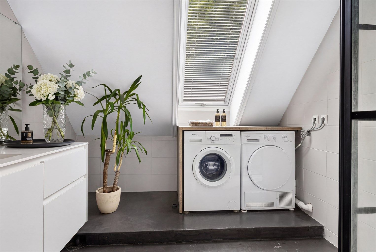 Romslig bad med praktisk nisje og opplegg for vaskemaskin og tørketrommel.
-Deler av badet var tidligere et kott som nå er innlemmet i badet. Dette er en bruksendring fra tilleggsdel til hoveddel, som er et søknadspliktig tiltak.