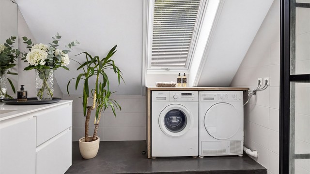 Romslig bad med praktisk nisje og opplegg for vaskemaskin og tørketrommel.
-Deler av badet var tidligere et kott som nå er innlemmet i badet. Dette er en bruksendring fra tilleggsdel til hoveddel, som er et søknadspliktig tiltak.