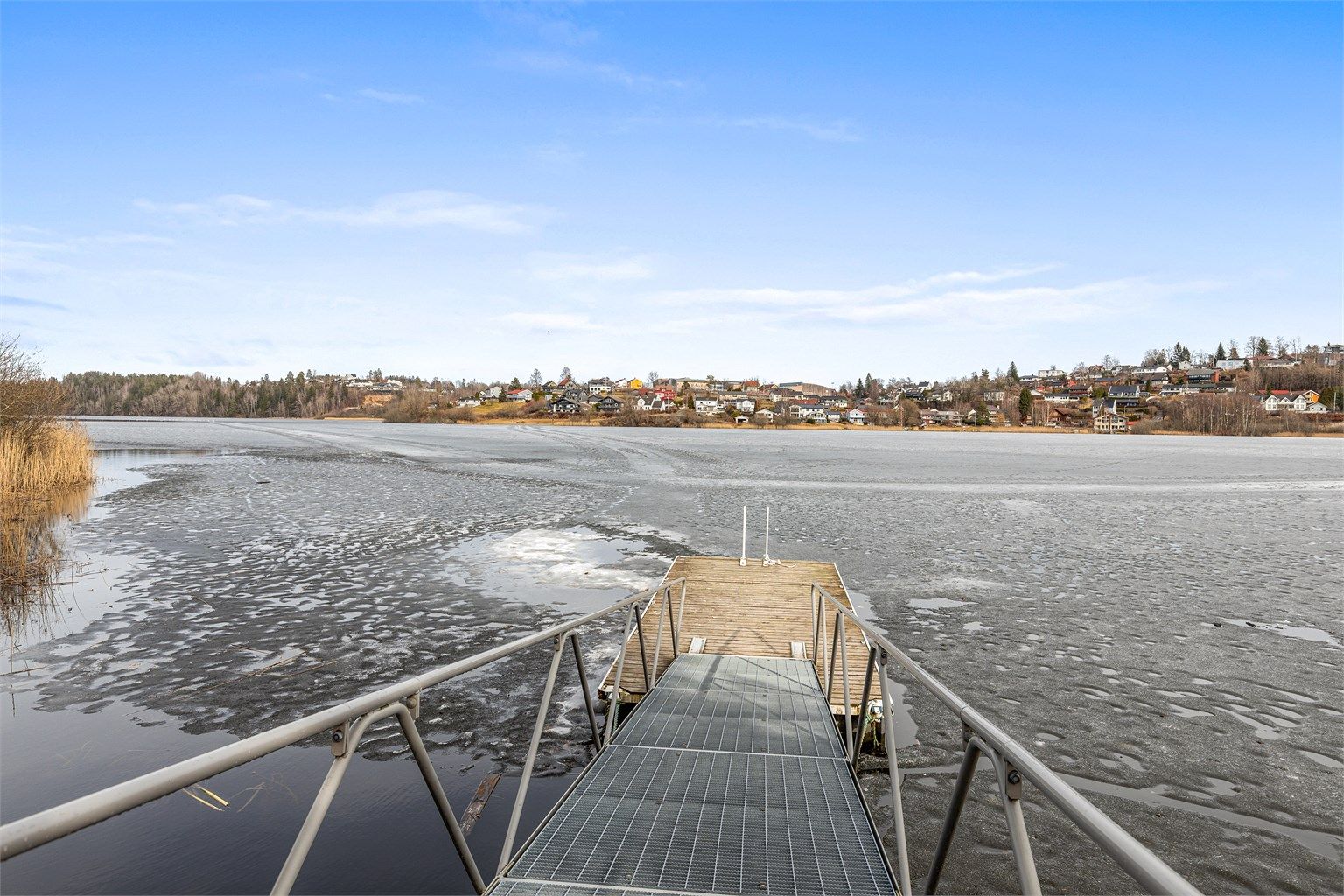 Badebrygge rett utenfor døra.
