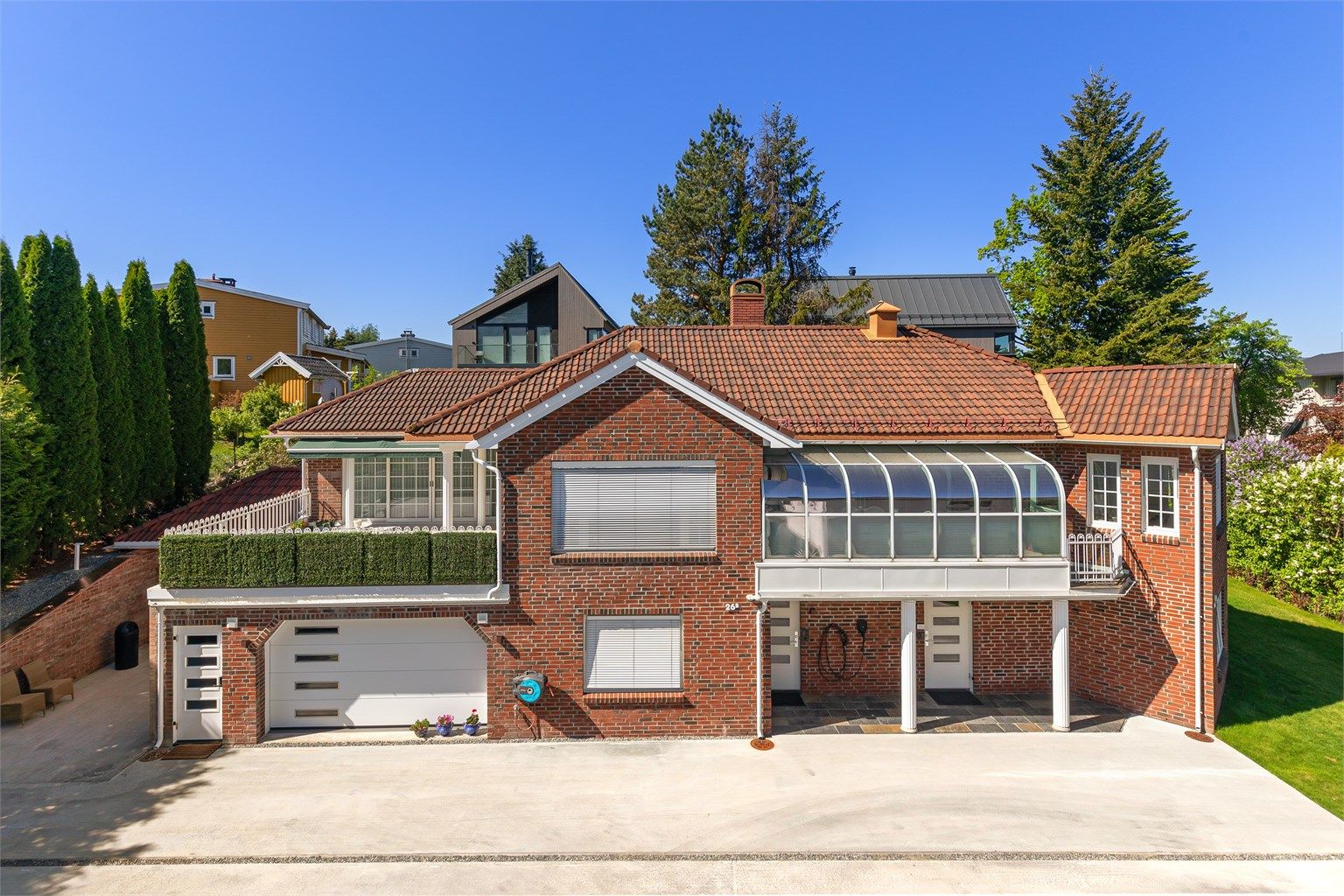 Huset ligger godt tilbaketrukket fra veien og har en spennende arkitektur