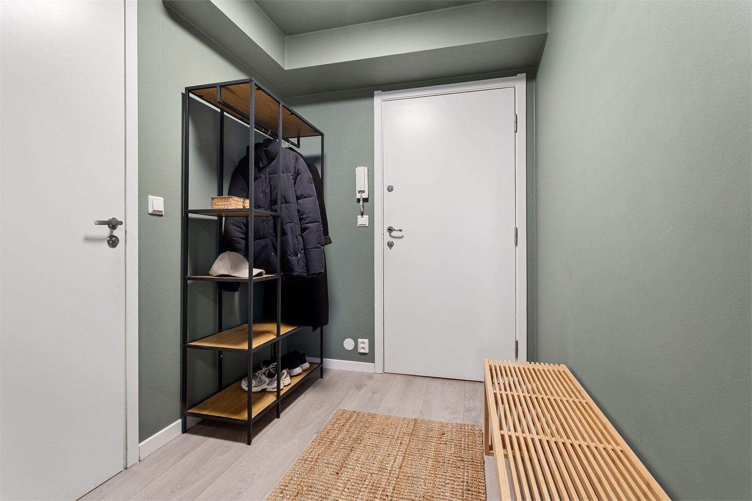 Velkommen inn! Entréen gir et hyggelig førsteinntrykk av boligen.