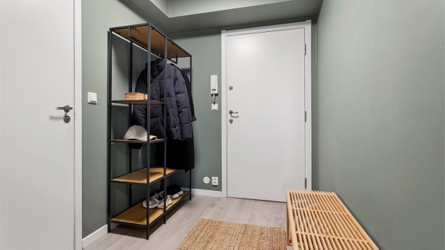 Velkommen inn! Entréen gir et hyggelig førsteinntrykk av boligen.