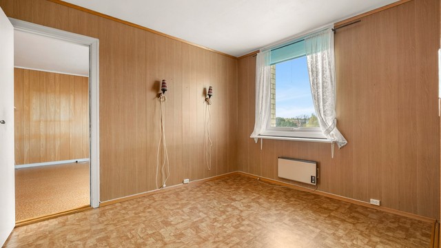 Et av to soverom på 12,5 kvm med god plass til dobbeltseng av ønsket størrelse, nattbord og garderobeskap.