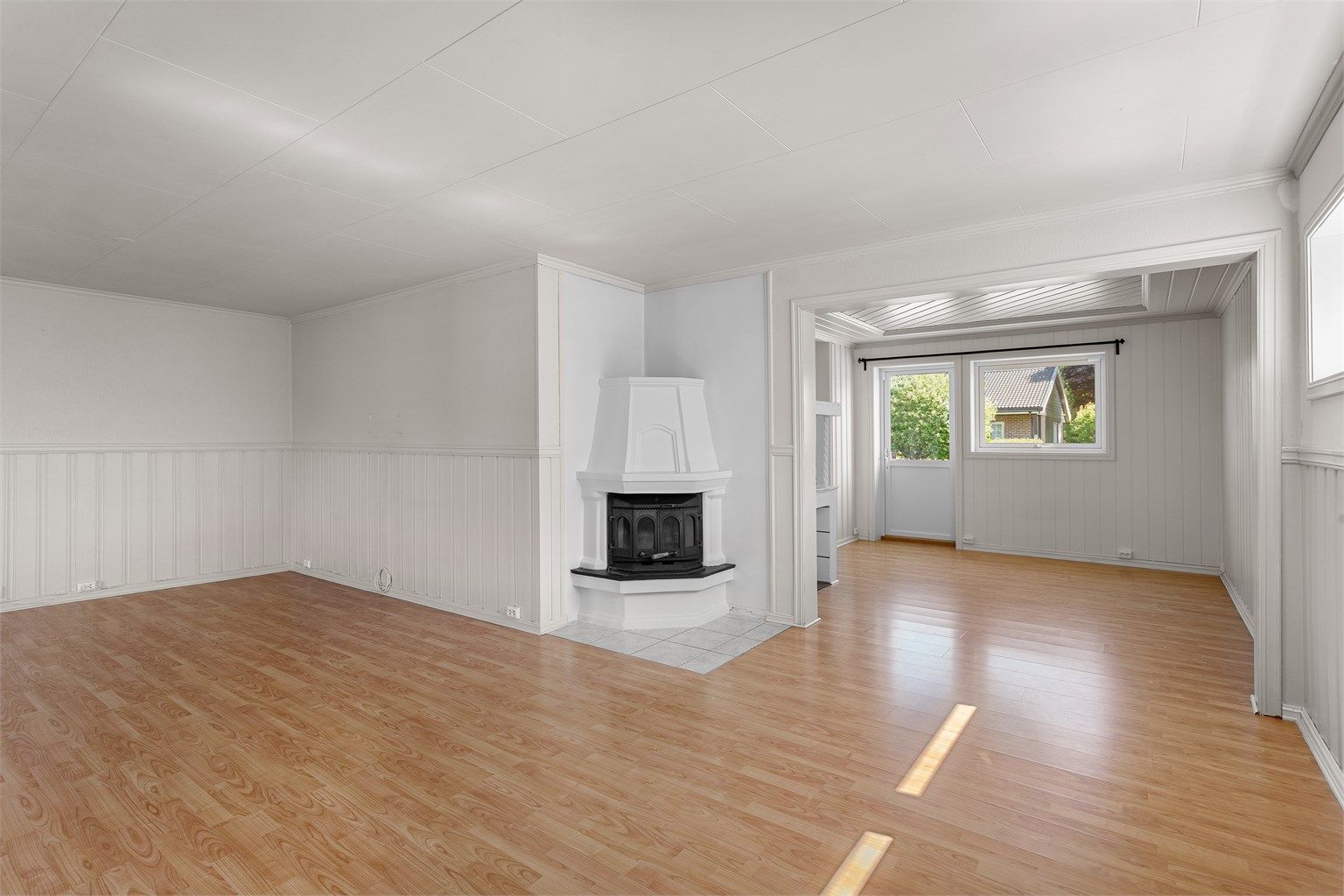 Romslig stue med god plass til sofagruppe og spisebord