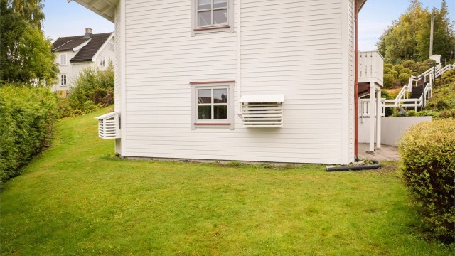 Videre er det direkte adkomst til felles hageområde.