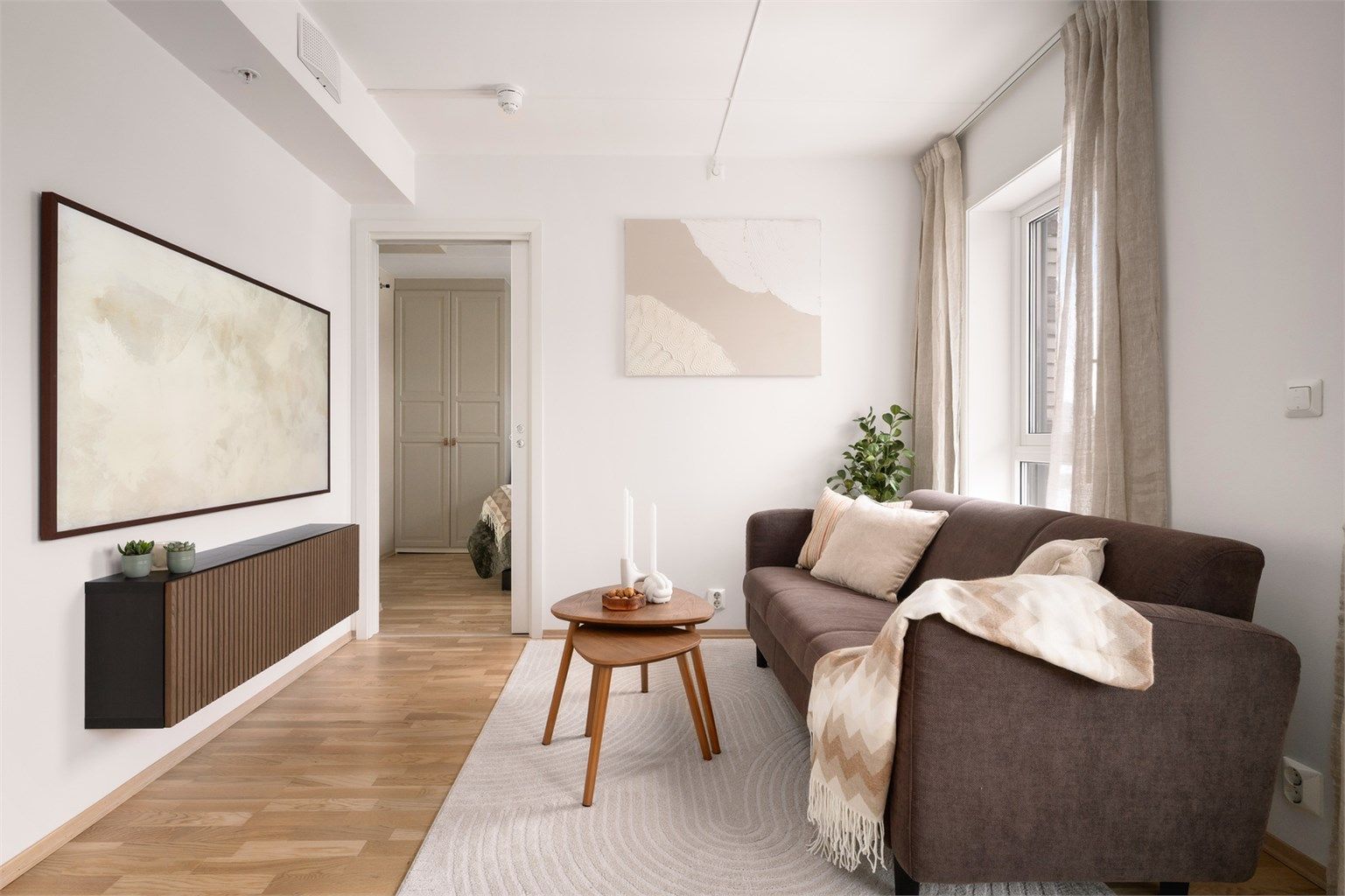 Her er det plass til sofa, salongbord og TV-seksjon.