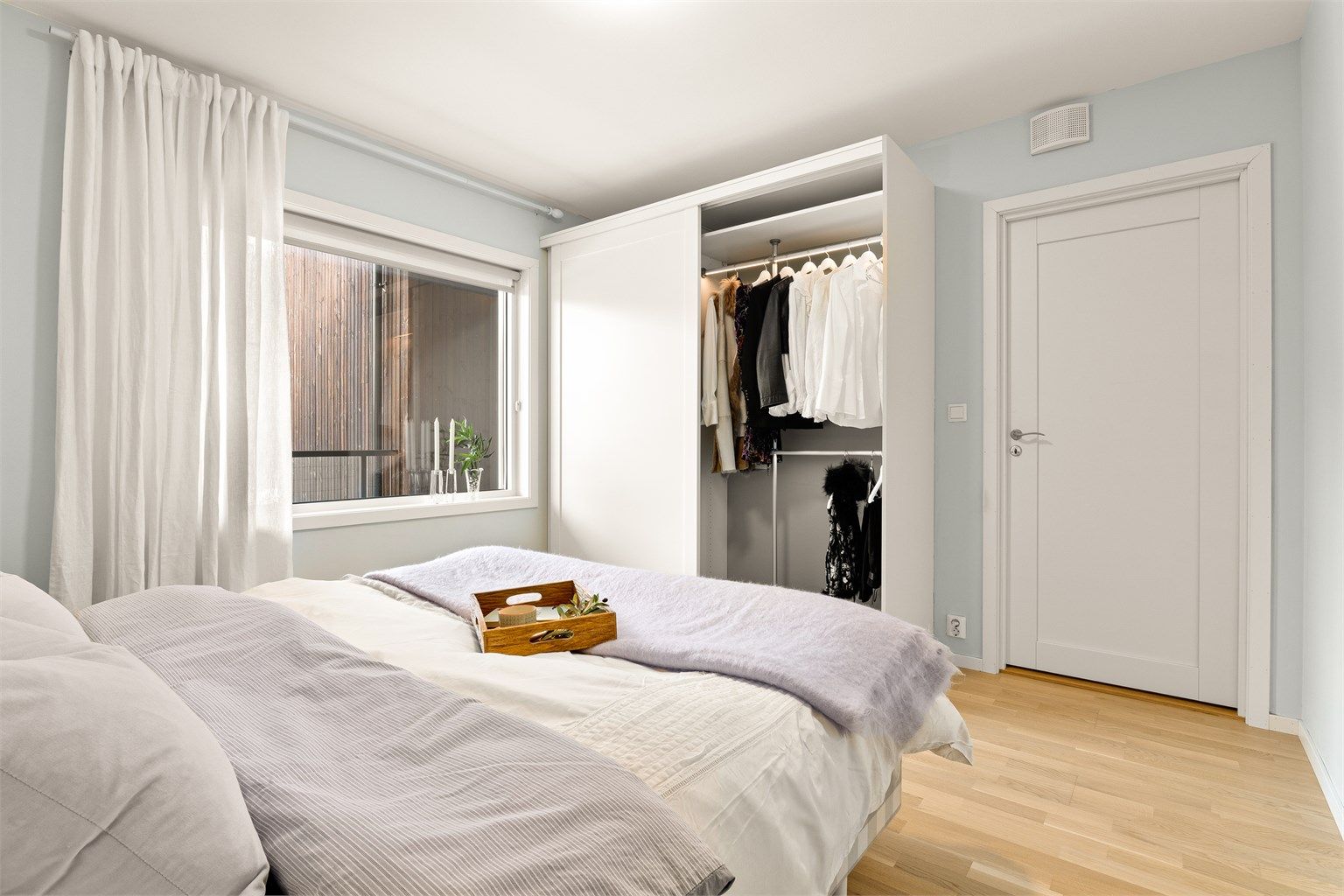 Langlo garderobeskap medfølger. 