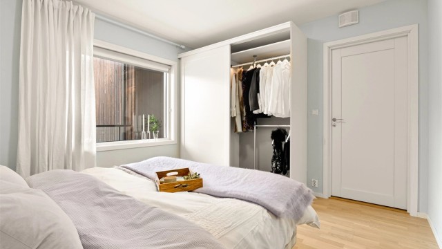 Langlo garderobeskap medfølger.