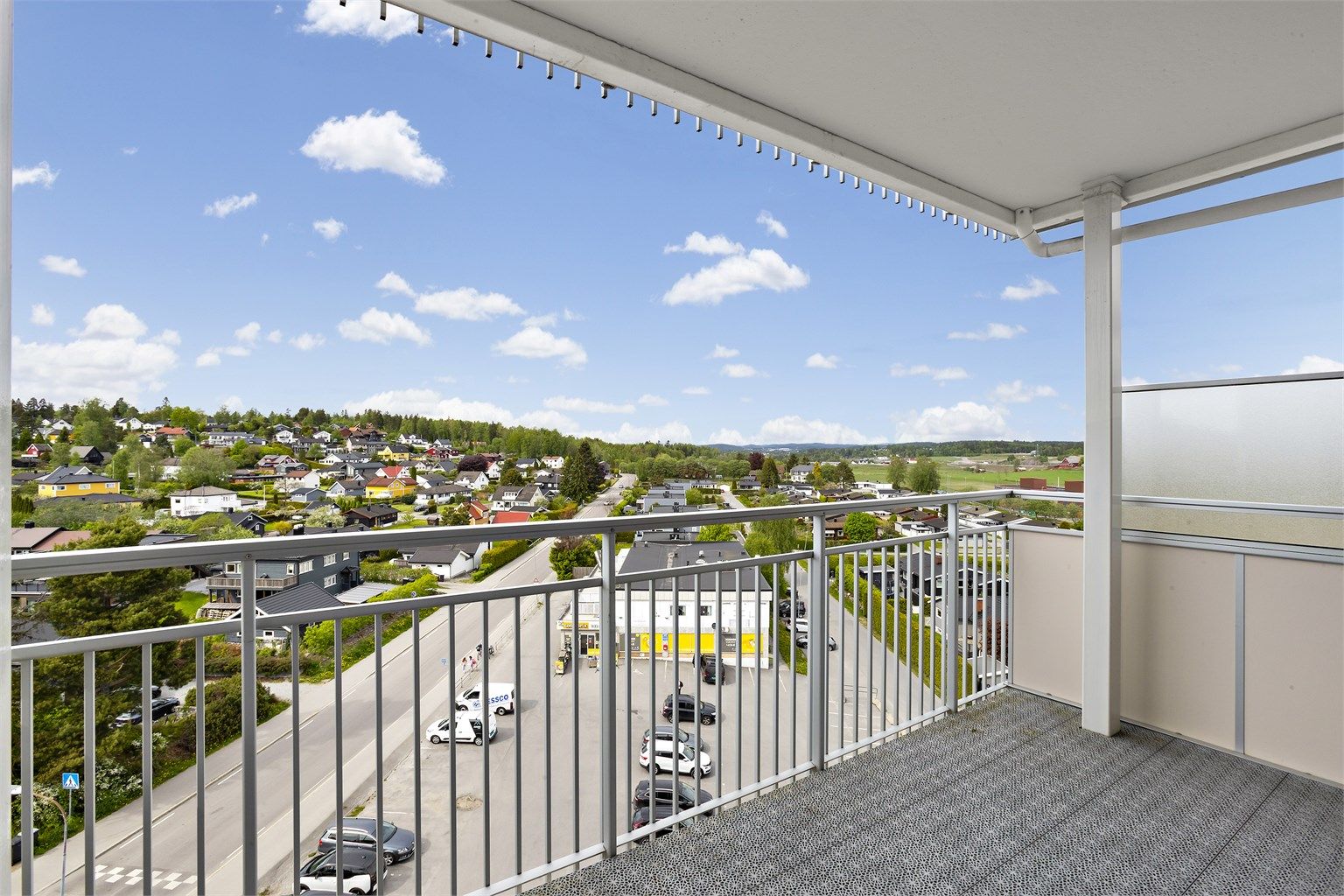 Flott beliggenhet i byggets 7. etasje med kveldssol utsikt over nærområdet