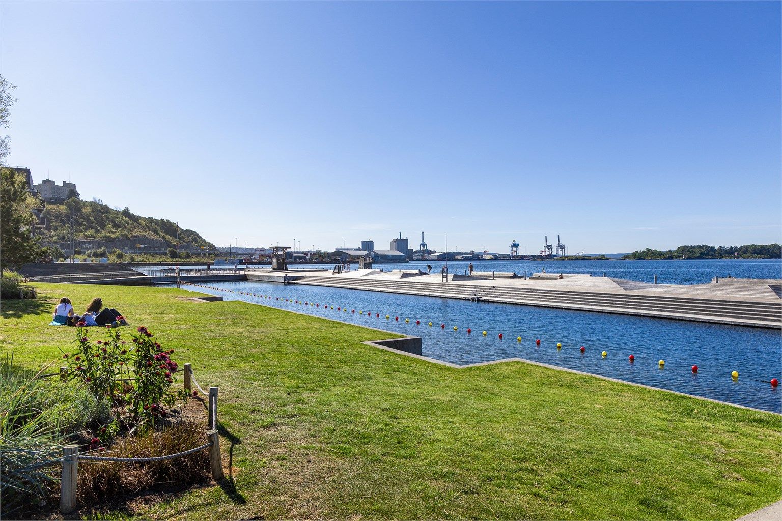 Sørenga sjøbad byr på flotte rekreasjonsmuligheter med sjøbad, grøntarealer og sitteplasser langs vannet.