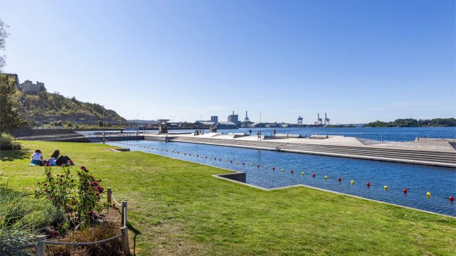 Sørenga sjøbad byr på flotte rekreasjonsmuligheter med sjøbad, grøntarealer og sitteplasser langs vannet.