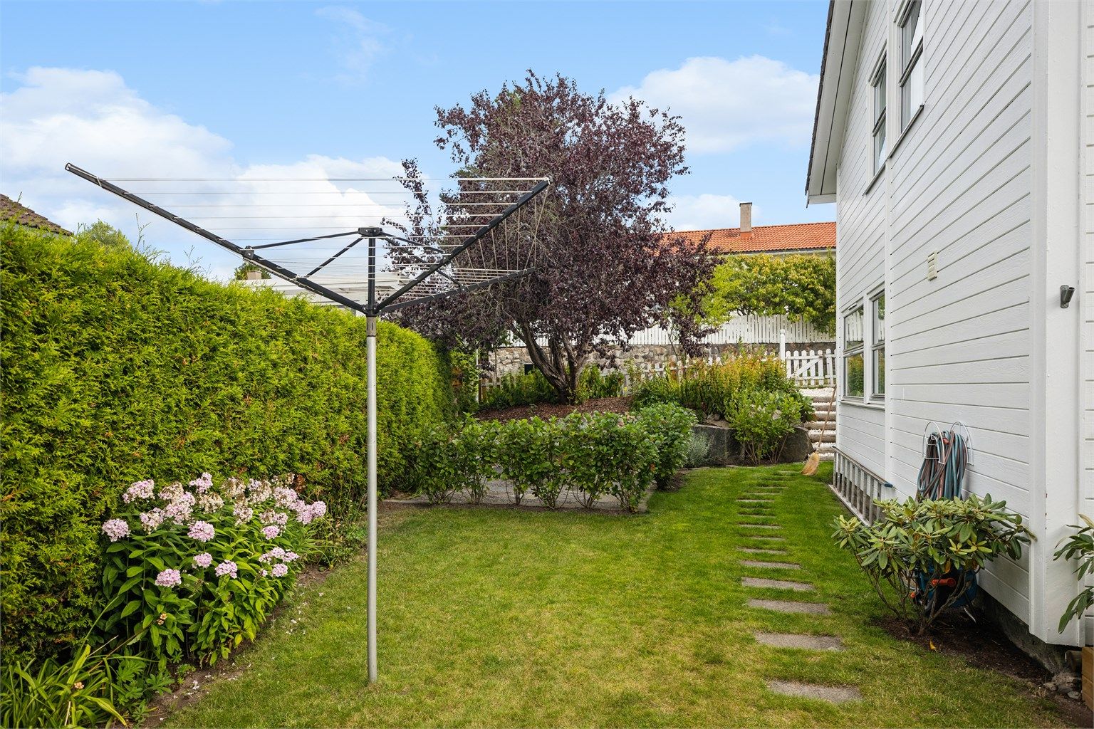 Lyst, attraktivt og barnevennlig enebolig m/pent opparbeidet hage, gode solforhold og stor vestvendt terrasse. Foto: Per O. Skjellnan v/Efkt