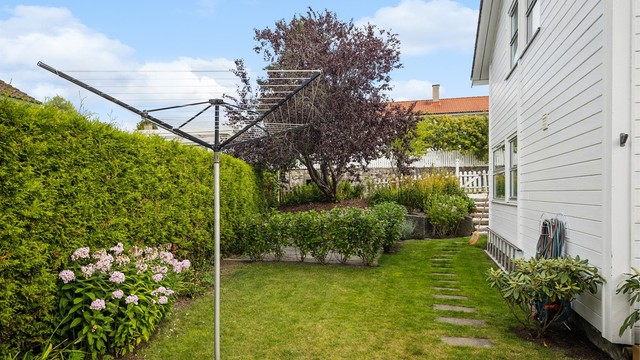 Lyst, attraktivt og barnevennlig enebolig m/pent opparbeidet hage, gode solforhold og stor vestvendt terrasse. Foto: Per O. Skjellnan v/Efkt