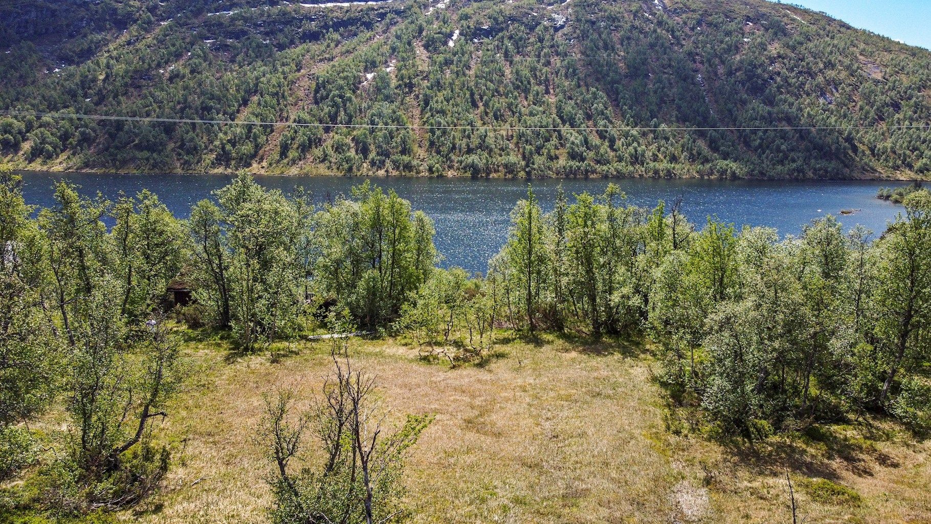 Solrik med flott utsikt over Store Bjørnevann og fjellene Strandenuten og Strandeheii. 