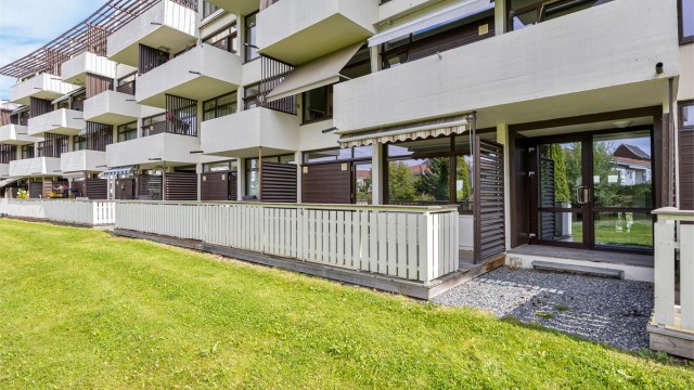 Leiligheten ligger på bakkeplan med enkel adkomst til fellesområdene.