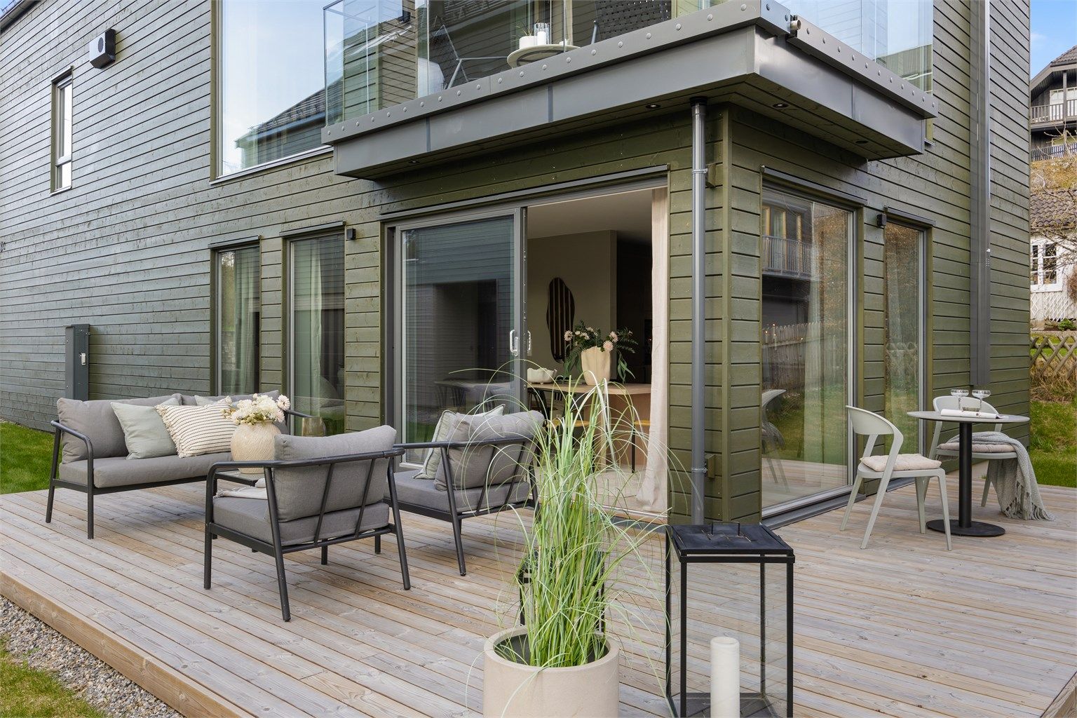 Via skyvedør fra kjøkken/spisestue i 1. etasje er det utgang til en syd- og vestvendt markterrasse på ca. 29 kvm. Terrassen flukter med hagen