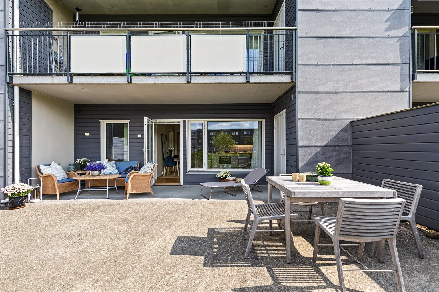 Uteplass - godt plass til spisebord, sofaløsning, m.m. - utebod med adkomst fra uteplassen (til høyre i bildekanten)