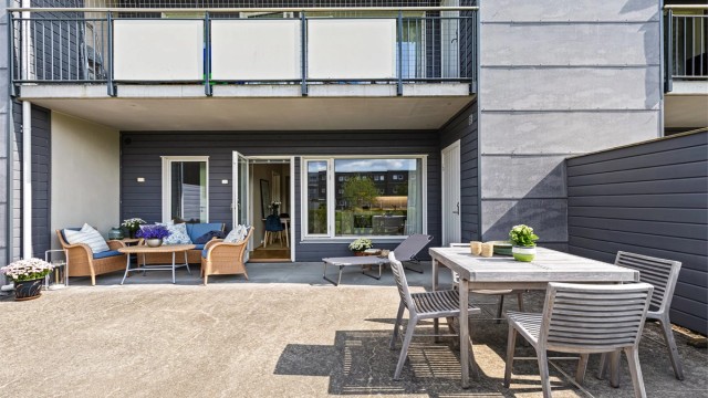 Uteplass - godt plass til spisebord, sofaløsning, m.m. - utebod med adkomst fra uteplassen (til høyre i bildekanten)