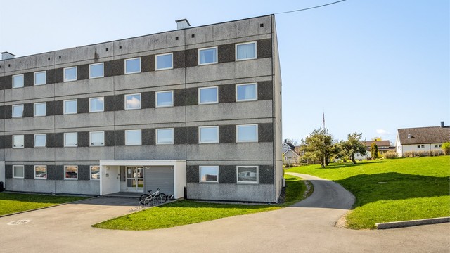 Felles overbygget inngangsparti med videre trappeadkomst opp til leilighetens etasjeplan (2. etasje).