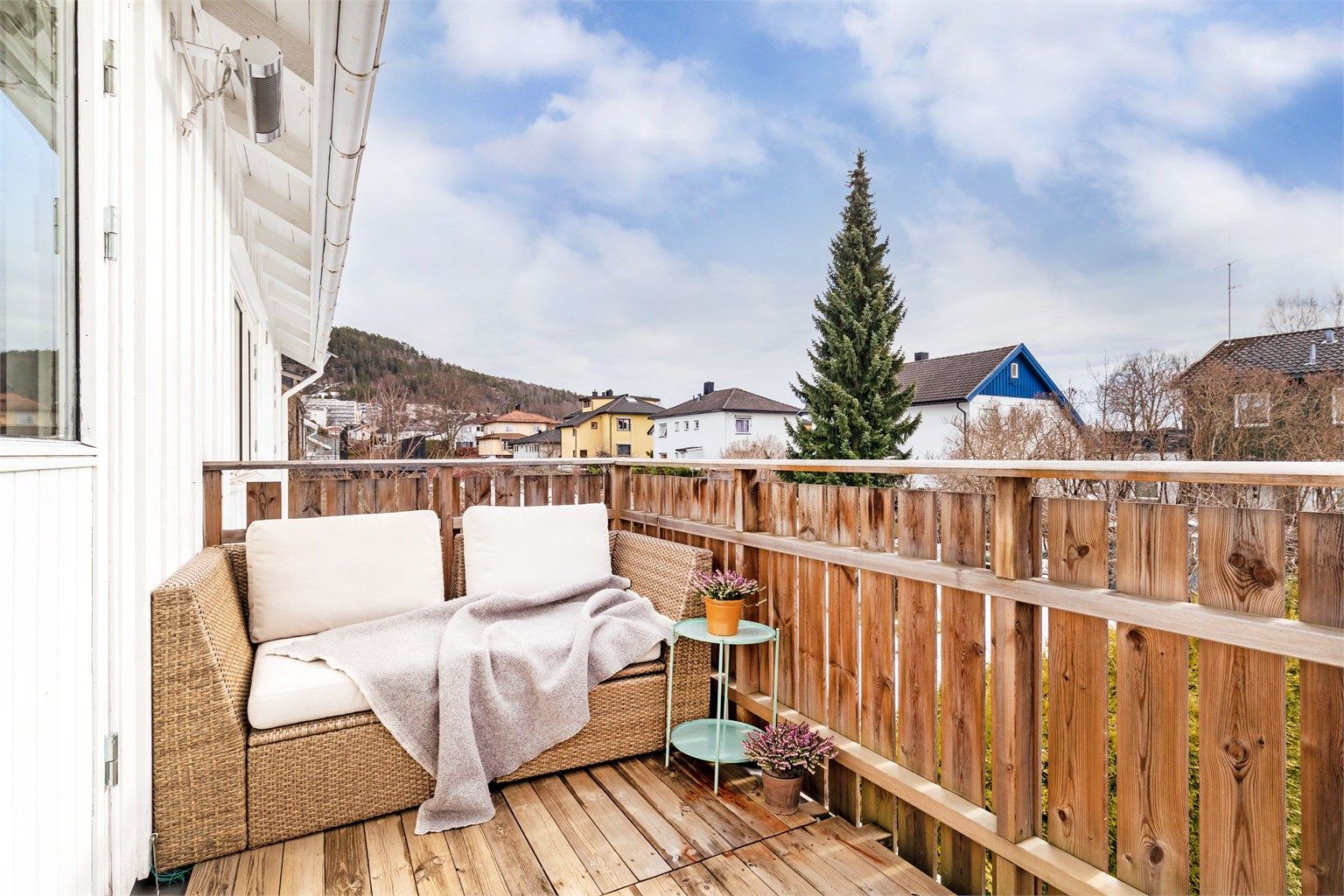 Balkong med utsyn over nabolaget og mot Grefsenkollen med sol fra morgen til kveld.