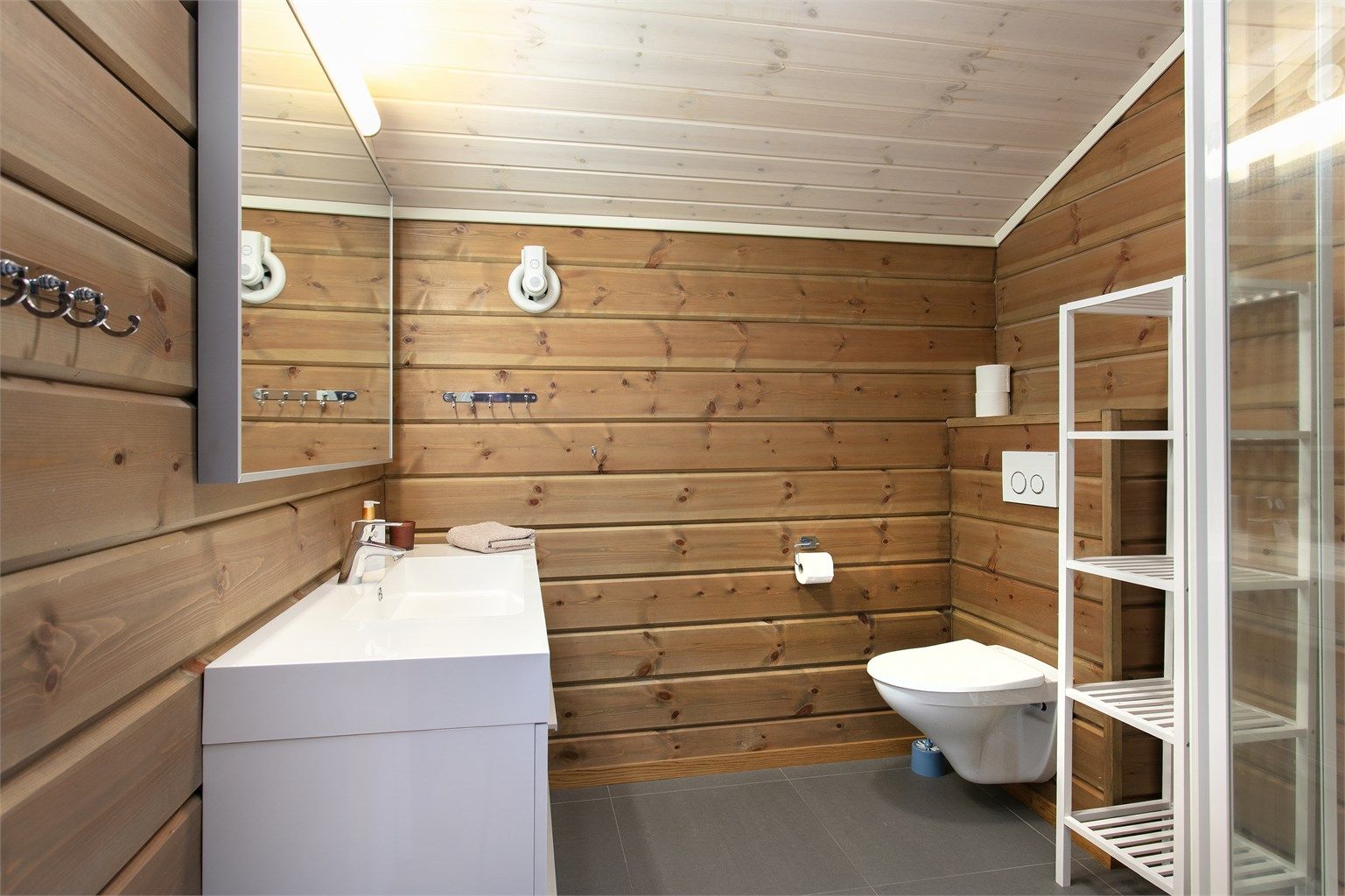 Badet i andre etasje er utstyrt med vegghengt toalett, dusj og varmekabler i gulvet.