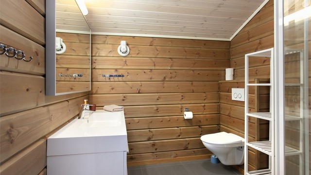 Badet i andre etasje er utstyrt med vegghengt toalett, dusj og varmekabler i gulvet.