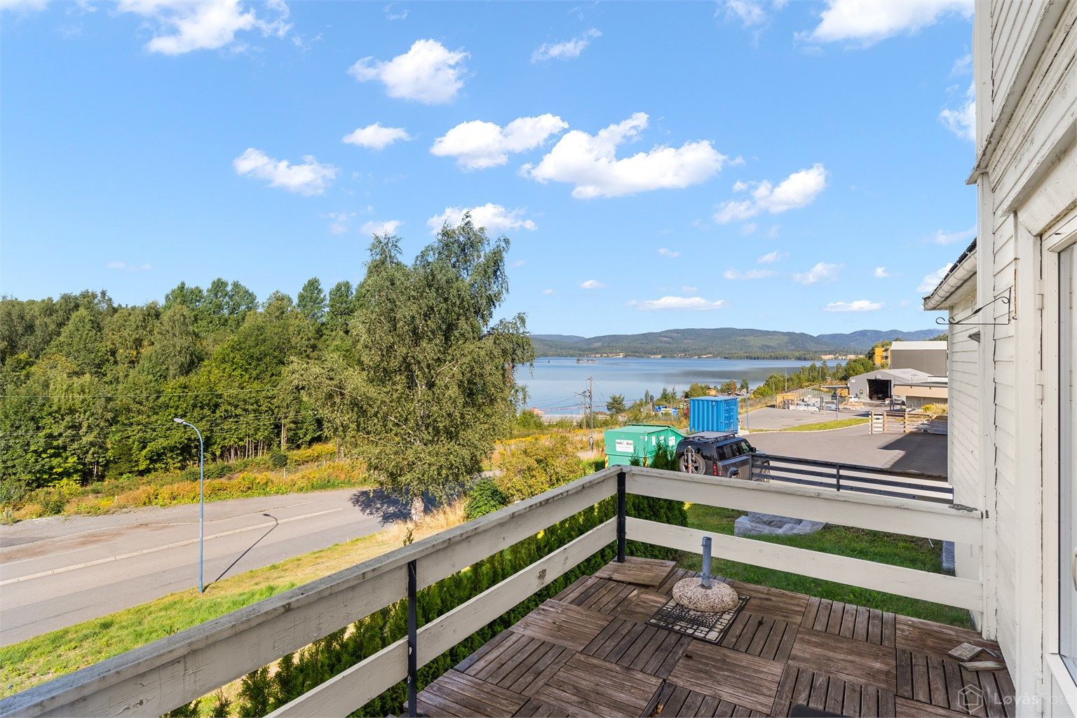 Fra terrassen utenfor stuen er det utsikt mot Maridalsvannet.
