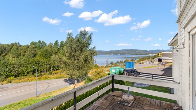 Fra terrassen utenfor stuen er det utsikt mot Maridalsvannet.
