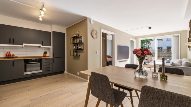 Leiligheten holder en god standard og har en effektiv planløsning bestående av: entré, åpen stue- og kjøkkenløsning, soverom og bad. Foto: Christina Caspersen.