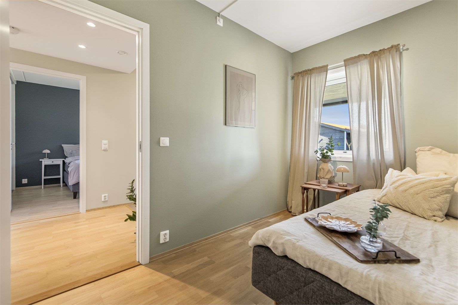 Det andre soverommet egner seg godt som barnerom, gjesterom eller kontor.