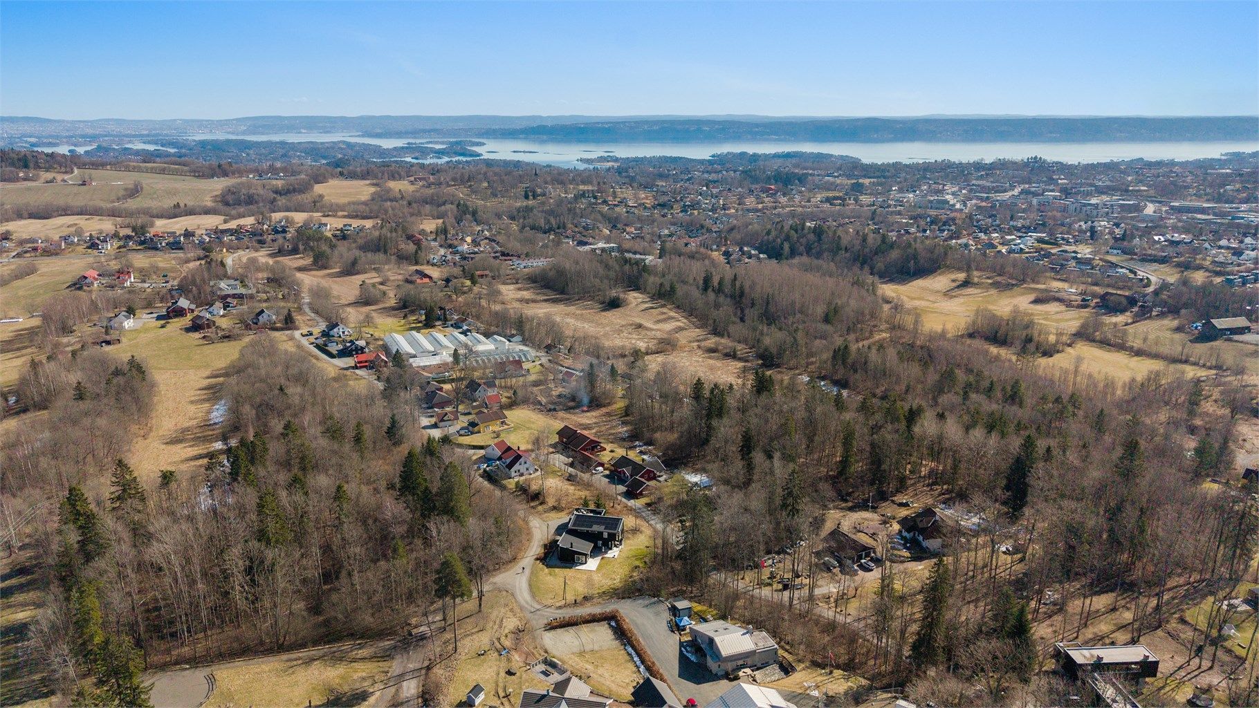 Fra eiendommen er det en kort joggetur til Asker skiklubb sitt treningsanlegg. Her kan du spille fotball på kunstgressbanen, ta deg en løpetur rundt stadion, skate eller spille volleyball.
