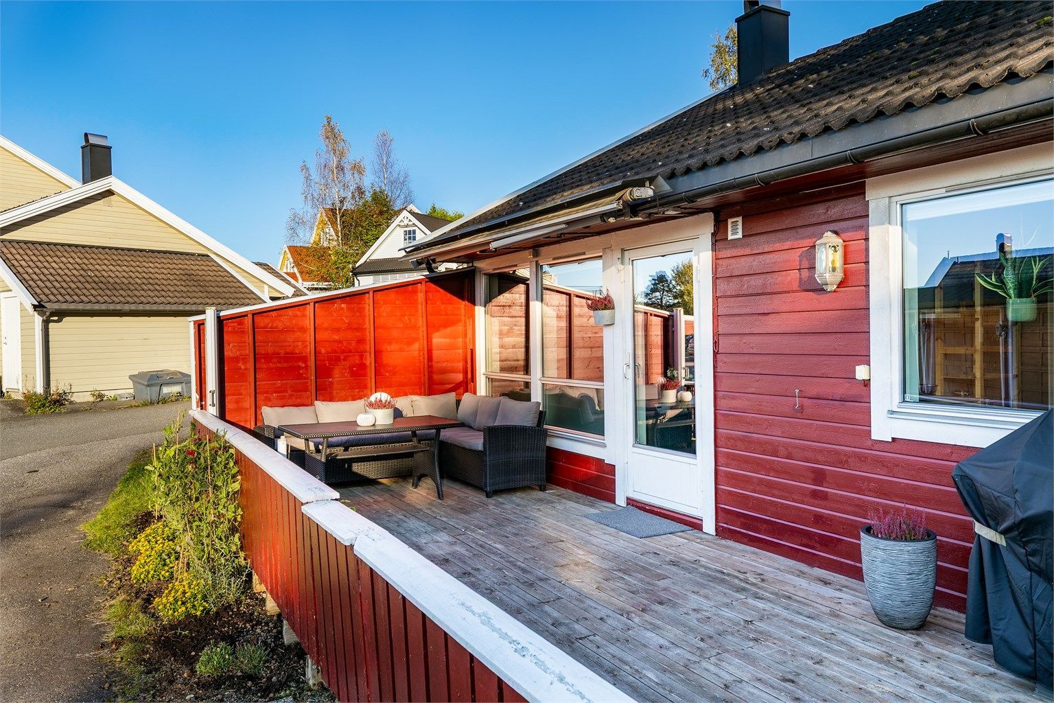 Denne terrassen er oppmålt til ca. 25 kvm. og tilgjengelig fra stuen. Port i rekkverket gir også adkomstmulighet rett fra gårdsplassen.