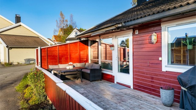 Denne terrassen er oppmålt til ca. 25 kvm. og tilgjengelig fra stuen. Port i rekkverket gir også adkomstmulighet rett fra gårdsplassen.