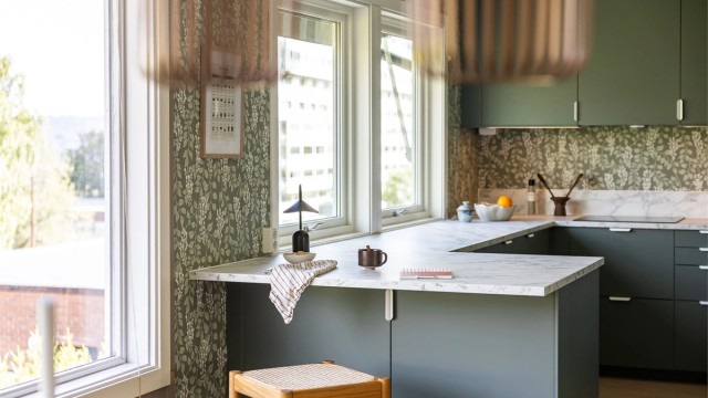 Kjøkkenet har flere smarte detaljer som utnytter rommet til det ytterste.