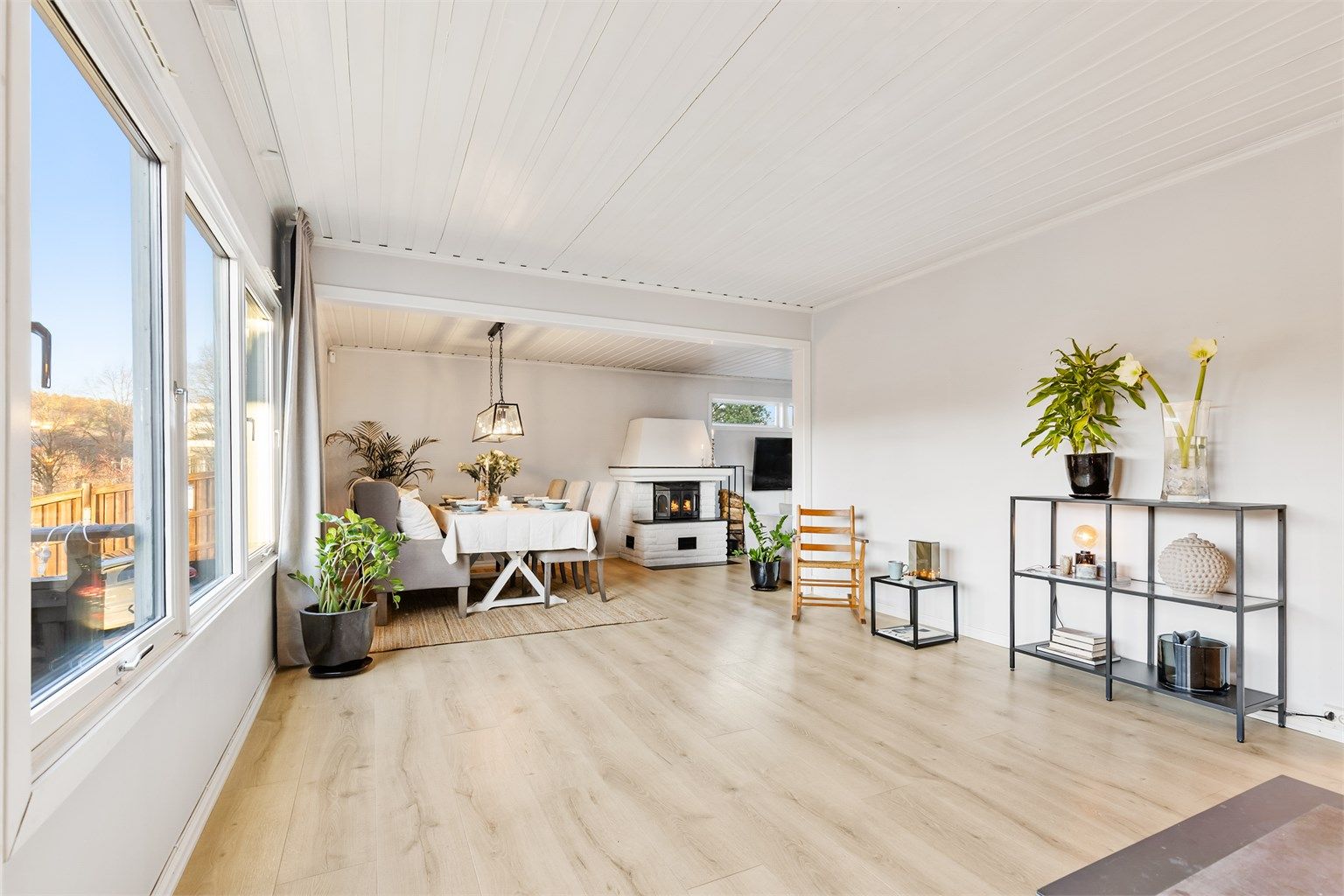 Rommet har gode møbleringsmuligheter og oppleves som romslig, med plass til både komfortabel sofagruppe, egen TV-krok og spiseplass. Dette gir et fleksibelt og innbydende oppholdsrom som enkelt kan tilpasses egne behov og ønsker.