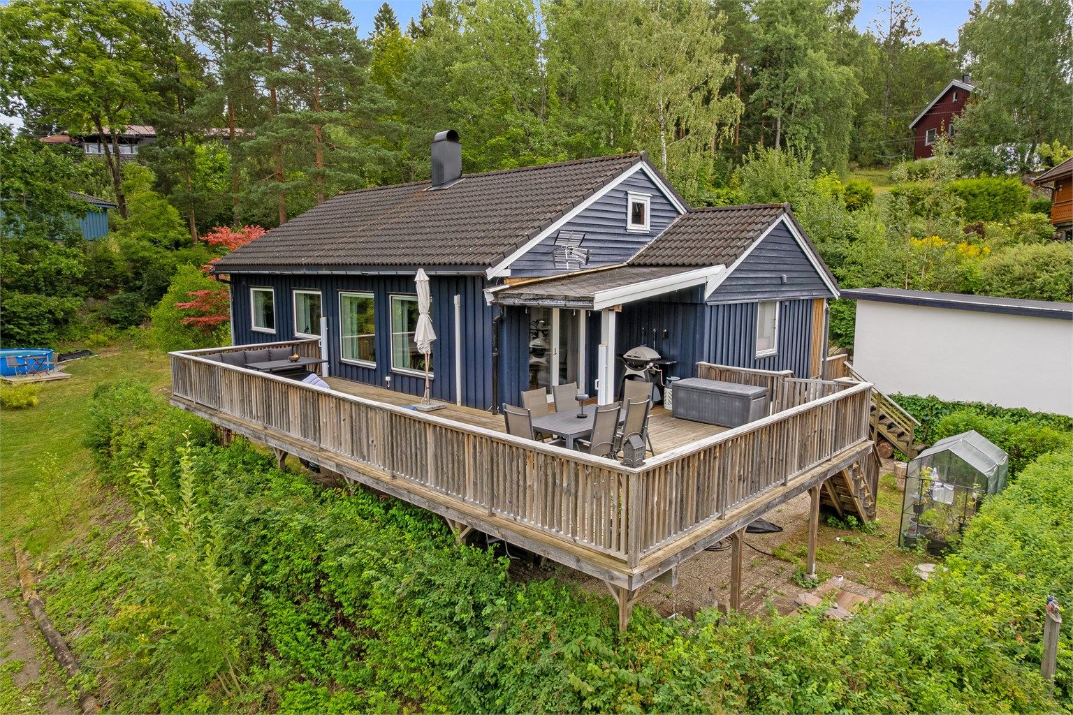 Boligen ligger høyt og fritt med lite innsyn fra naboer.