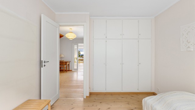Begge soverommene har også plassbygde garderobeskap for klesoppbevaring