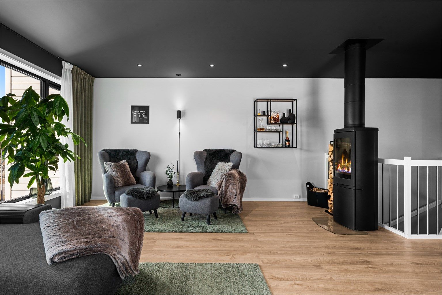 På høst- og vinterhalvåret kan man ta i bruk vedovnen i stuen som byr på varme og ekstra hygge