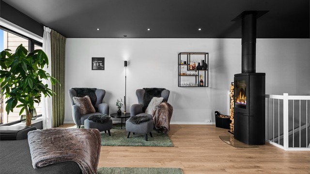 På høst- og vinterhalvåret kan man ta i bruk vedovnen i stuen som byr på varme og ekstra hygge