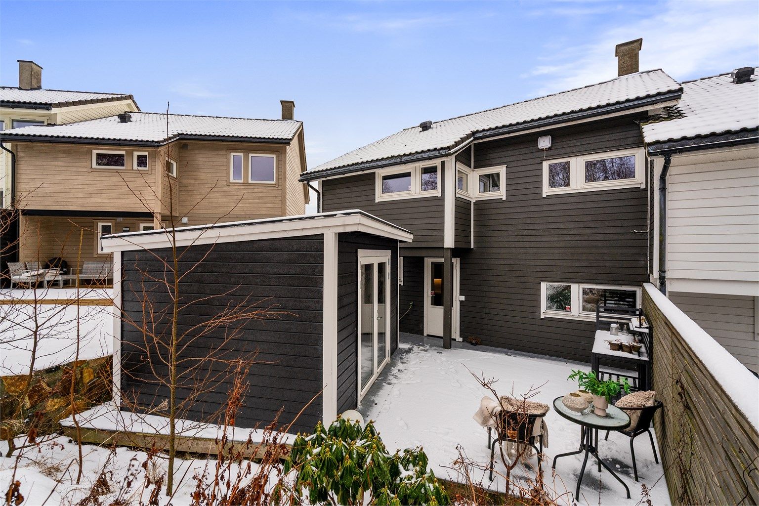 En herlig lun uteplass uten innsyn. Grenser til grønt friareal