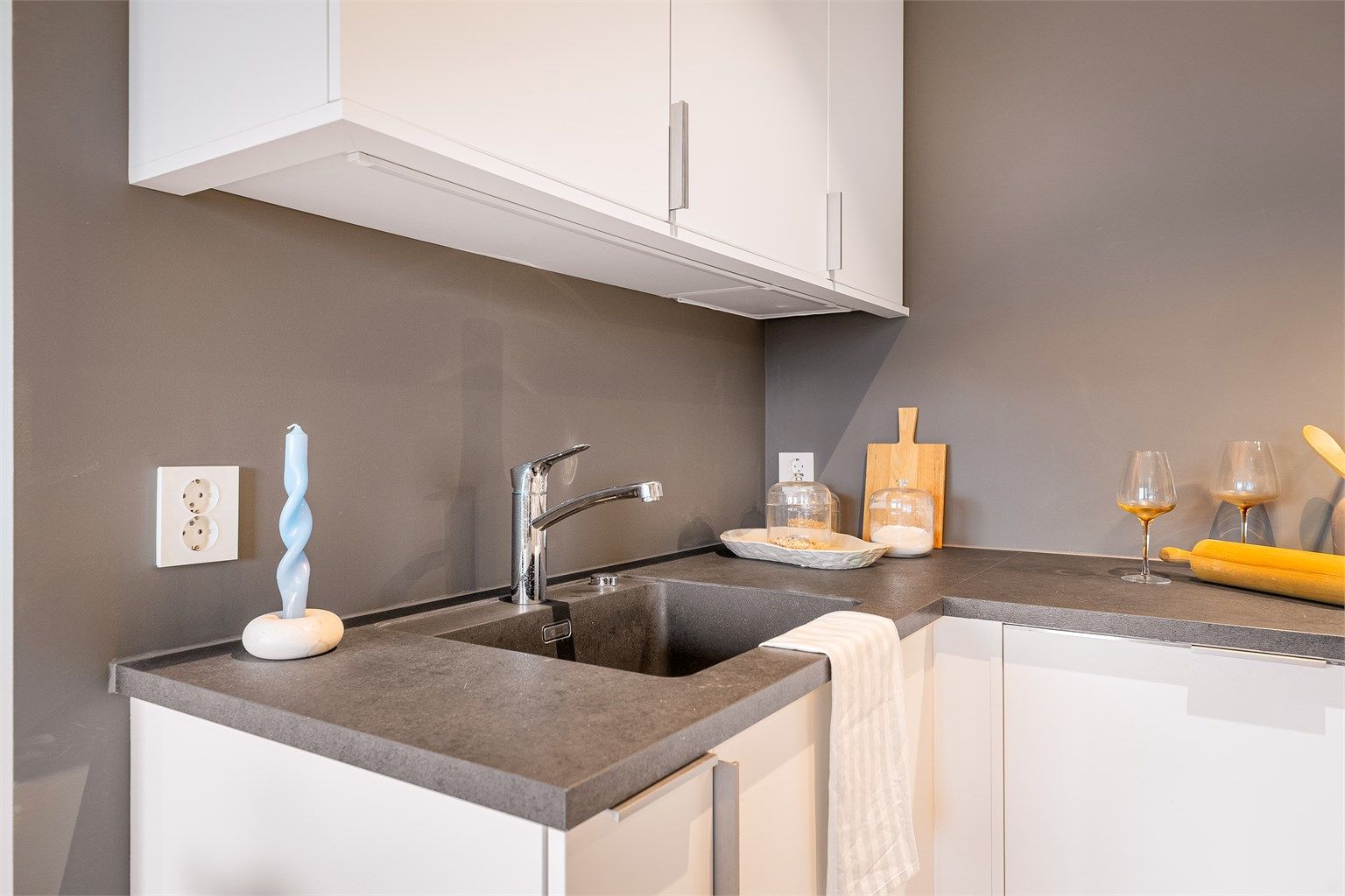 - Underlimt oppvaskkum gjør renhold enkelt. Lys under overskap og godt utstyrt med stikkontakter -