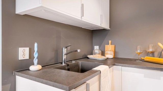 - Underlimt oppvaskkum gjør renhold enkelt. Lys under overskap og godt utstyrt med stikkontakter -