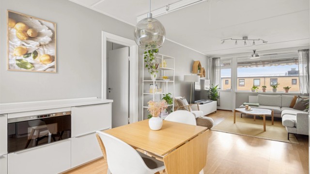 Spiseplassen fungerer som et naturlig bindeledd mellom kjøkkenet og stuen.