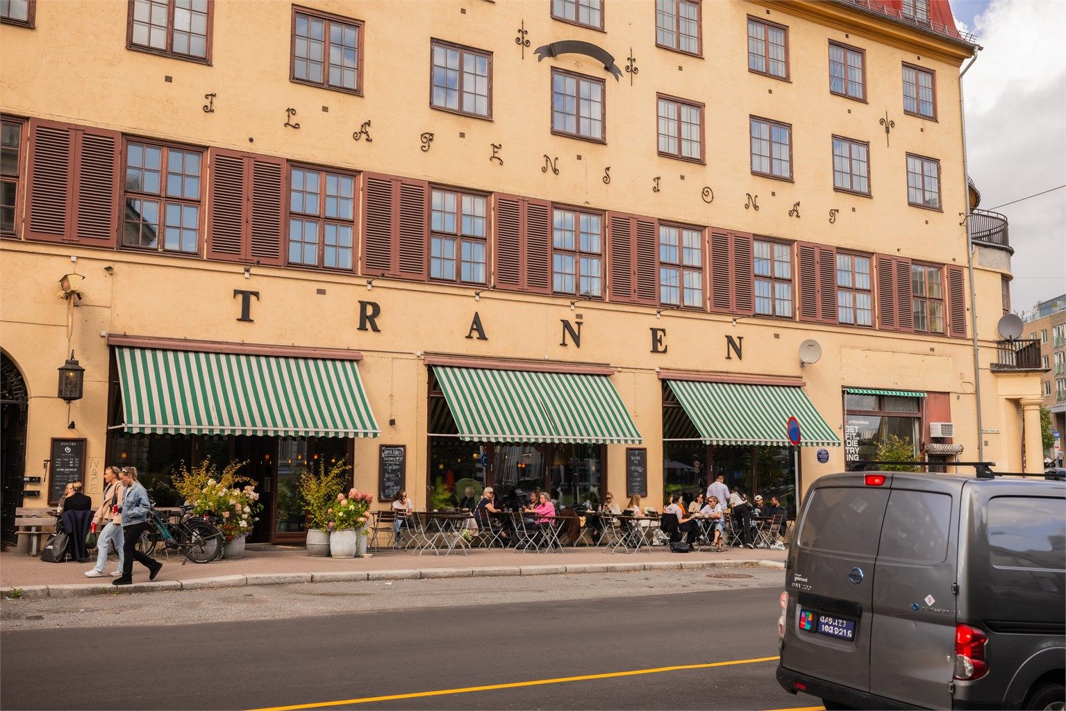 Området byr på et stort utvalg av restauranter og serveringssteder. Her sees Tranen, en lokal favoritt som er kafé på dagtid og pizzarestaurant på kveldstid.