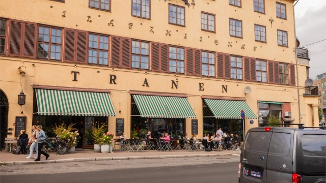 Området byr på et stort utvalg av restauranter og serveringssteder. Her sees Tranen, en lokal favoritt som er kafé på dagtid og pizzarestaurant på kveldstid.