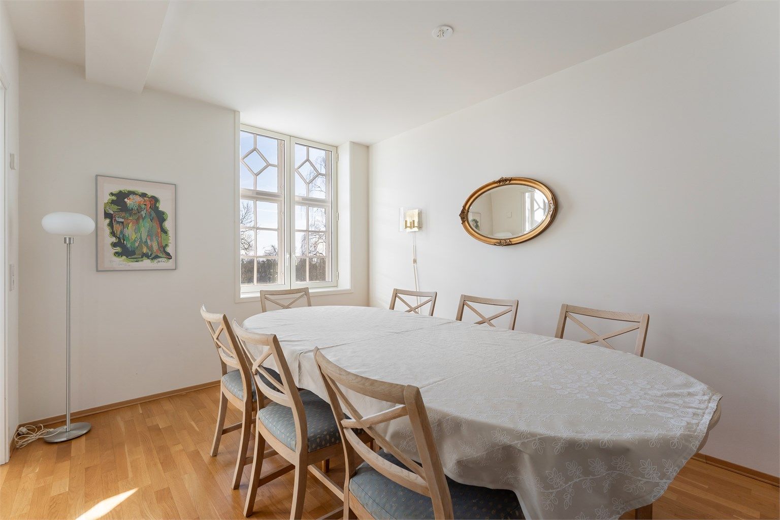 Rommet har god plass til et stort spisebord for sosiale sammenkomster.