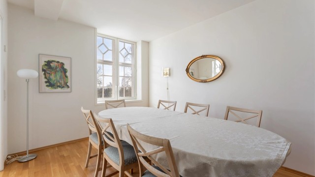 Rommet har god plass til et stort spisebord for sosiale sammenkomster.